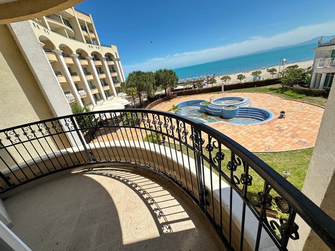 Geräumige Wohnung mit Meerblick in erster Meereslinie in Pomorie – Ferienimmobilie mit dem Gefühl eines luxuriösen Resorts