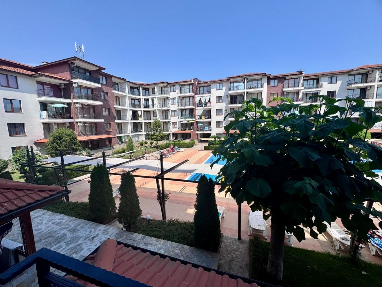 Komfortable 2-Zimmer-Wohnung mit großzügiger Terrasse und Poolblick in einer luxuriösen Anlage in Nessebar