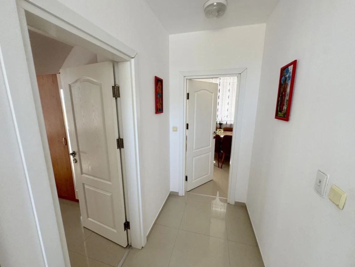 Wohnung mit einem Schlafzimmer in Ravda – vollständig möbliert, in einem Wohngebäude und 500 Meter vom Meer entfernt