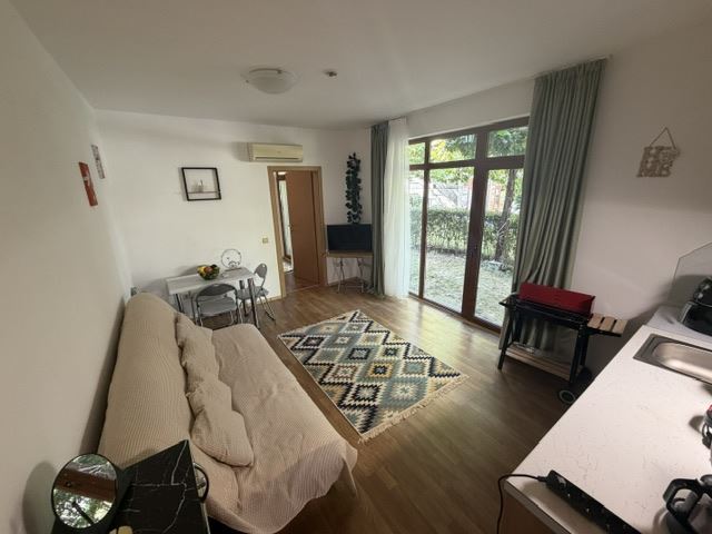 Komfort und Ruhe am Meer – geräumige Zweizimmerwohnung mit einem Schlafzimmer in Aheloy