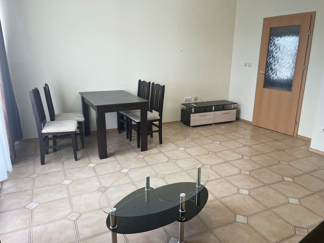 Geräumige 2-Zimmer-Wohnung mit Poolblick in Sonnenstrand