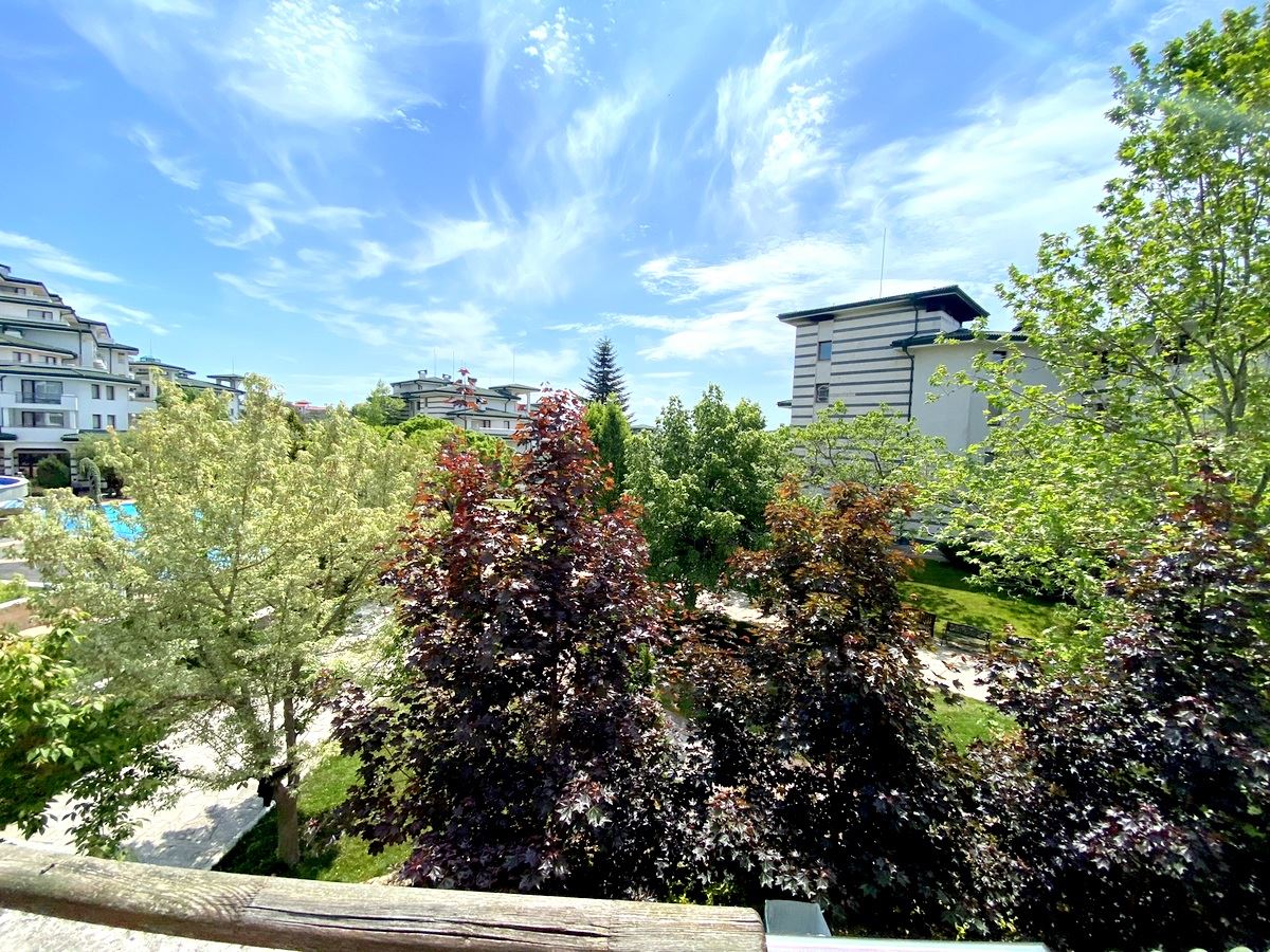 Zwei-Zimmer-Wohnung (mit einem Schlafzimmer) in erster Meereslinie in Ravda – Luxus, Natur und beeindruckender Poolblick