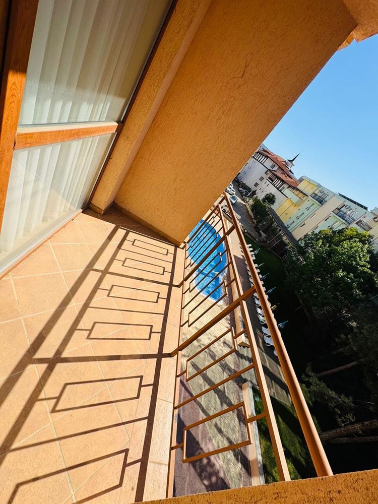 Zweizimmerwohnung mit Poolblick – nur 300 m vom Meer entfernt in Sonnenstrand