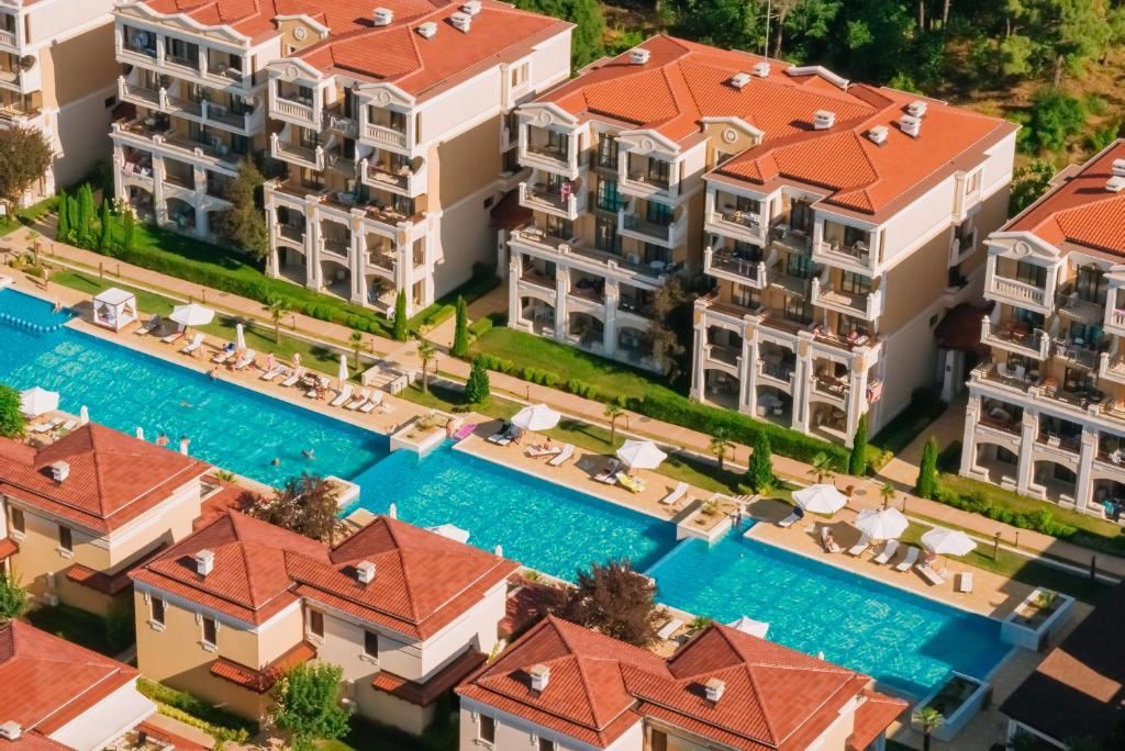 Möblierte Zwei-Zimmer-Wohnung (Wohnung mit einem Schlafzimmer) in einem Elite-Komplex mit Pools und Sportanlagen