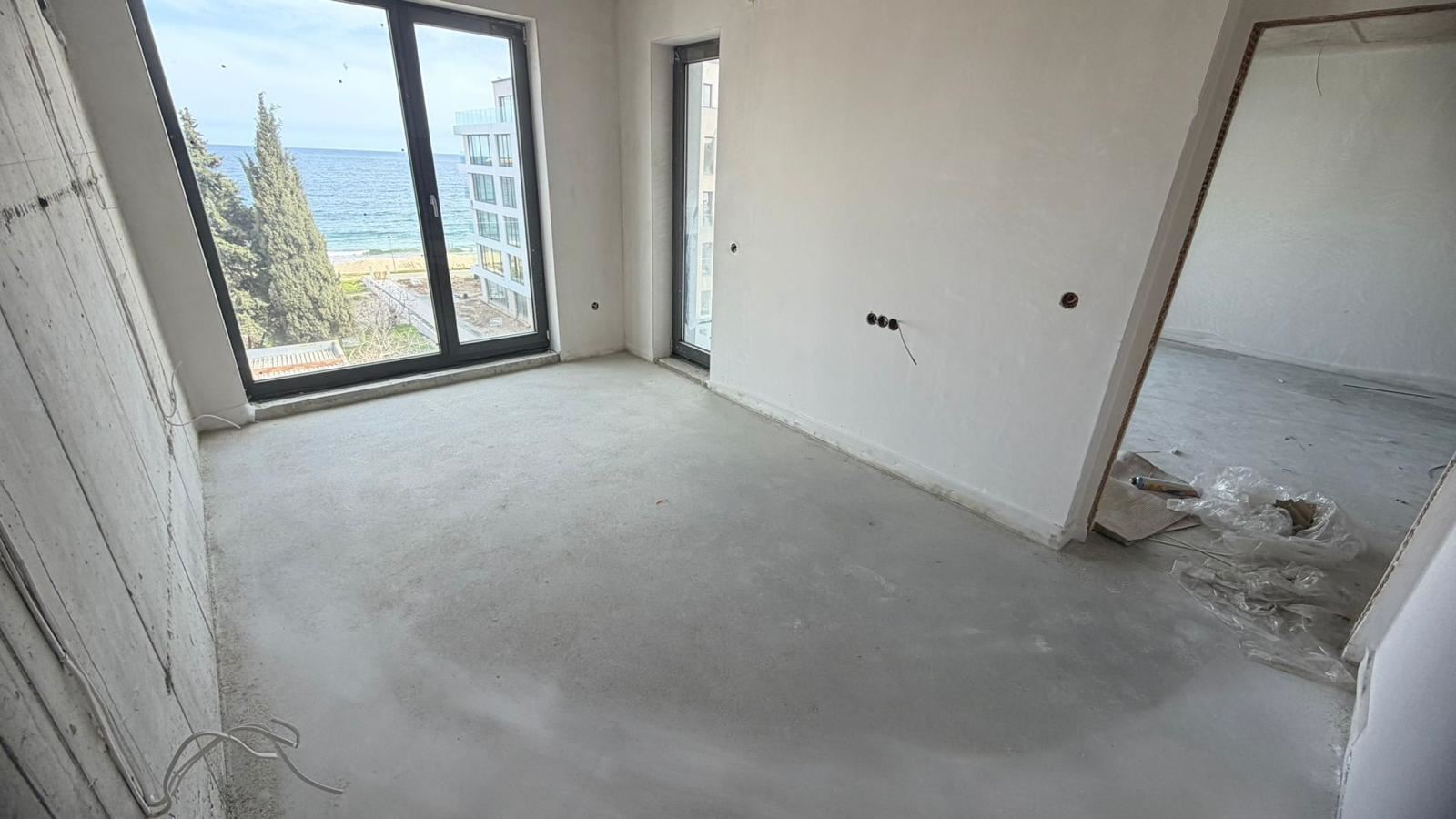 Nagelneue 2-Zimmer-Wohnung mit direktem Panoramameerblick in Ravda – Erstklassiger Komfort und traumhafte Aussicht aus jedem Wohnraum