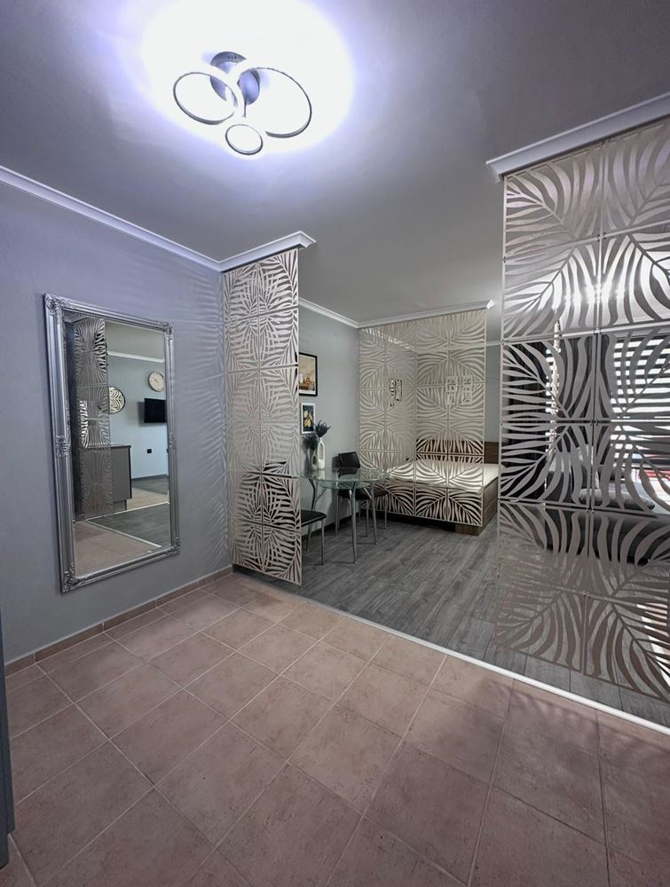 Zwei-Zimmer-Wohnung mit teilweisem Meerblick in Sveti Vlas – möbliert, nach Renovierung, in einer luxuriösen geschlossenen Anlage