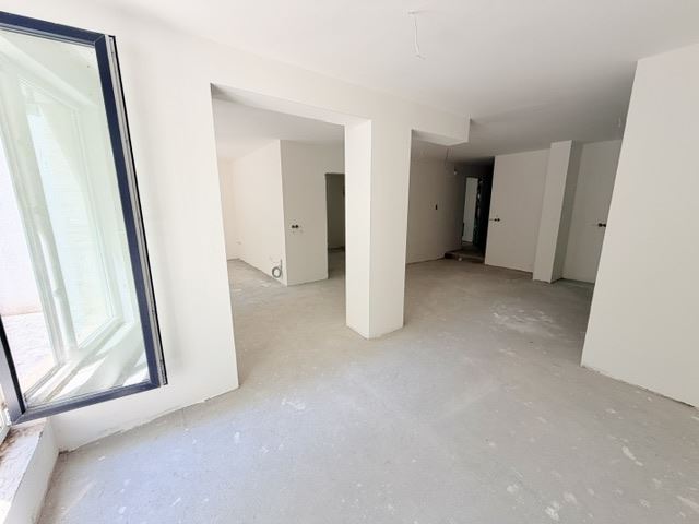 Drei-Zimmer-Wohnung mit zwei Schlafzimmern, eigenem Garten und zwei Stellplätzen in einem neuen Luxusgebäude im Herzen von Burgas