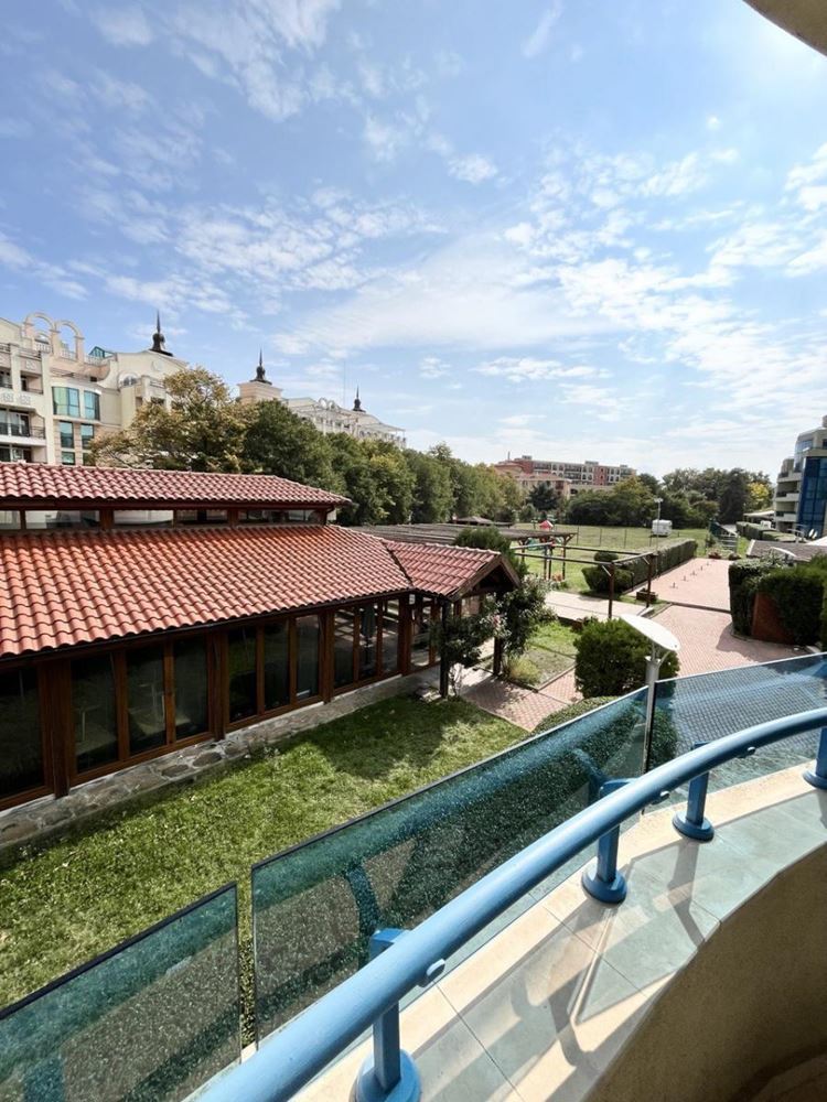 Geräumige Wohnung mit einem Schlafzimmer und Poolblick in einer hervorragend gepflegten Anlage in Pomorie