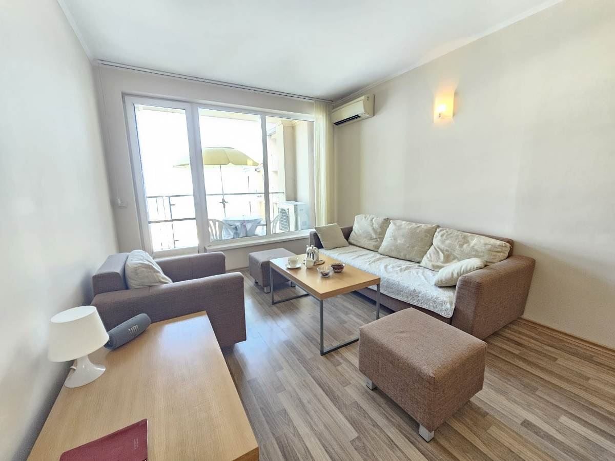 Luxuriöse Drei-Zimmer-Wohnung mit drei Schlafzimmern in erster Meereslinie in Obzor – Panoramablick auf Meer und Berge