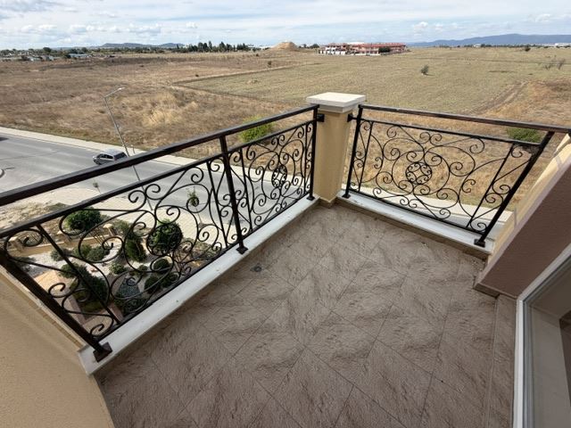 Neue Zweizimmerwohnung mit großzügigem Balkon in einer modernen Anlage in Ravda