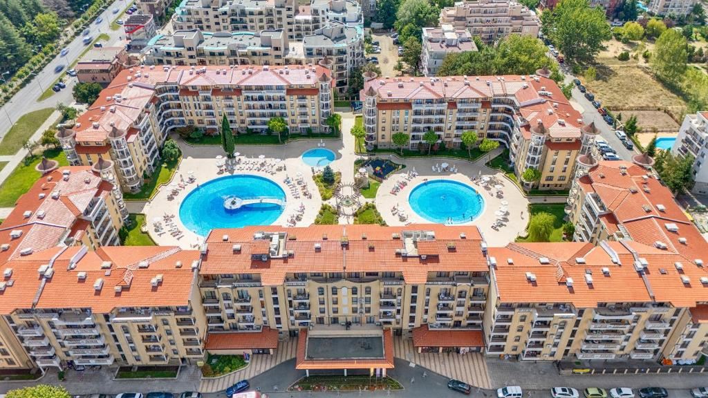 Panorama-2-Zimmer-Wohnung in einer Anlage mit Pools, SPA und einem riesigen grünen Garten in Sonnenstrand