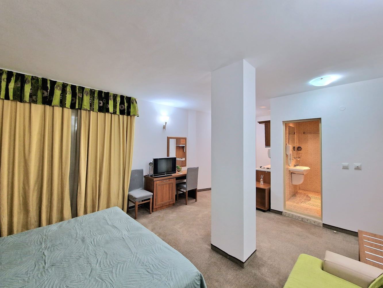 Panoramastudio im obersten Stockwerk am Sonnenstrand – Ruhe, Raum und ein Gefühl von Freiheit