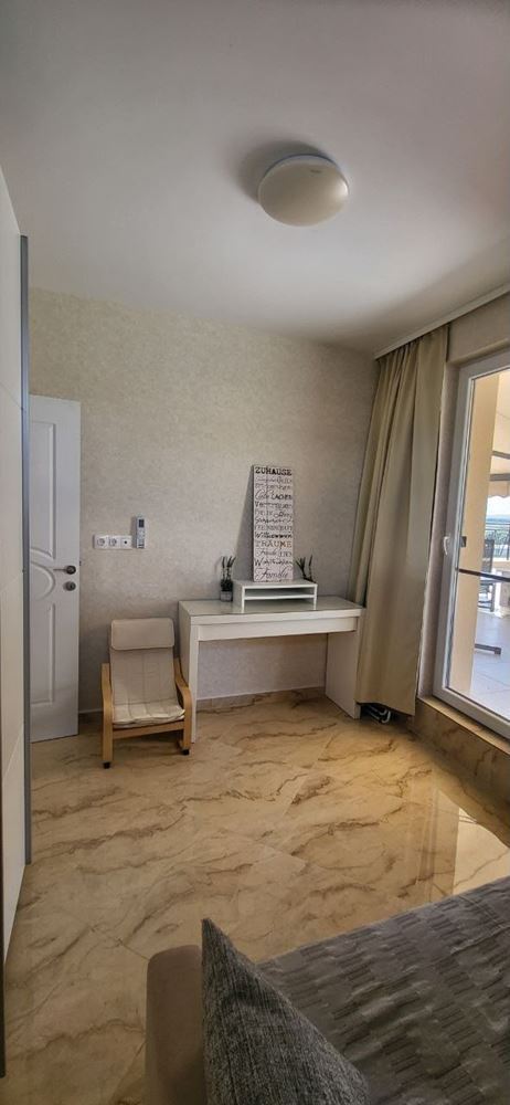 Drei-Zimmer-Wohnung mit zwei Schlafzimmern und großer Panoramaterrasse in einer stilvollen Wohnanlage in Sonnenstrand