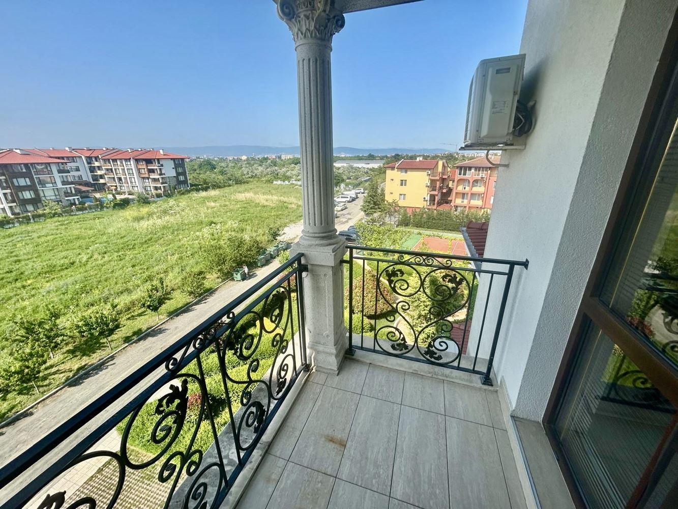 Großzügige Drei-Zimmer-Wohnung mit Meerpanorama in einem prestigeträchtigen Komplex in Nessebar – Komfort, Raum und beeindruckende Ausblicke