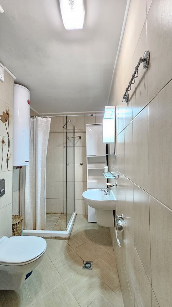 Geräumige 3-Zimmer-Wohnung in erster Meereslinie mit Privatstrand in Sveti Vlas