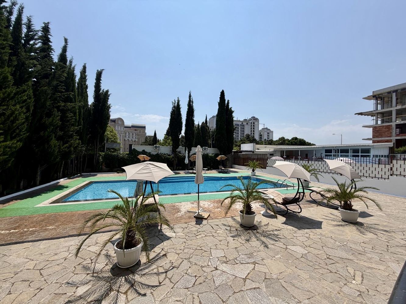 Stilvolle, modern möblierte Zweizimmerwohnung mit einem Schlafzimmer und Blick auf den Pool in Sveti Vlas