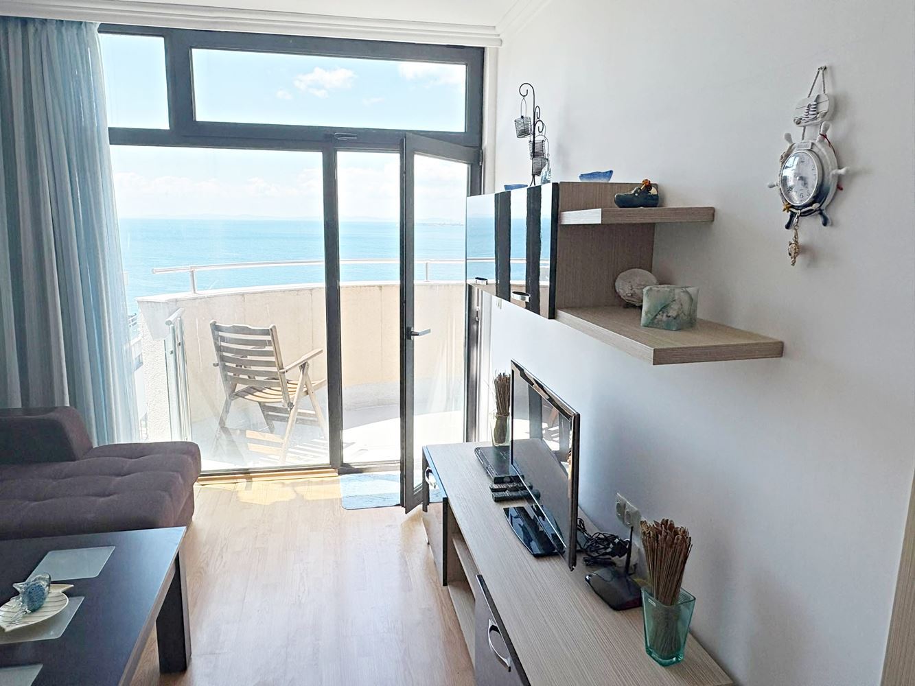 Luxuriöse 2-Zimmer-Wohnung mit Panoramablick auf das Meer in erster Linie in Sveti Vlas