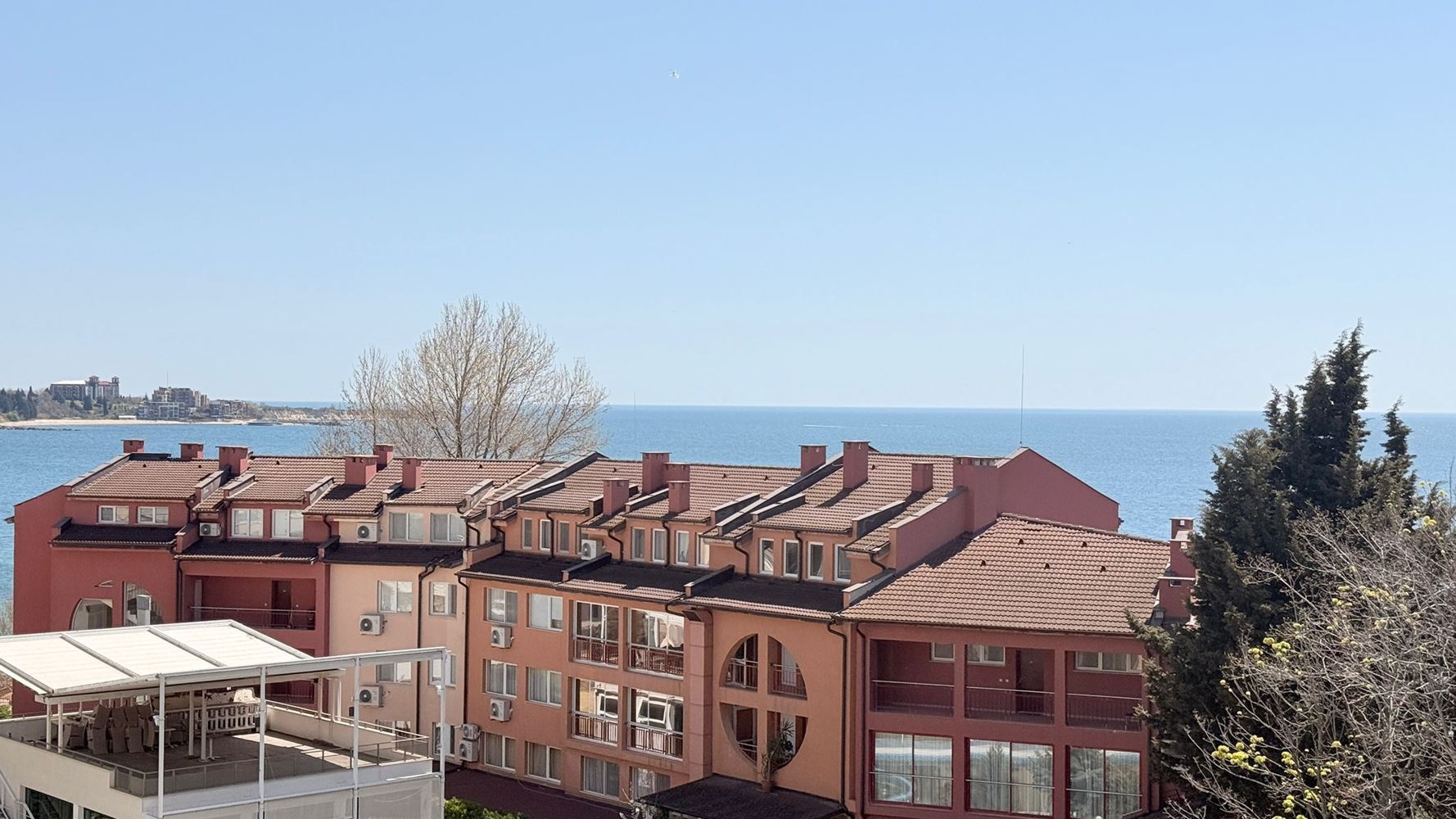 Geräumige Zwei-Zimmer-Wohnung mit Meerpanorama in Ravda – nur wenige Meter vom Strand entfernt, voll möbliert und mit ausgezeichnetem Investitionspotenzial