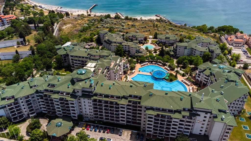 Hoher Standard und vielfältige Annehmlichkeiten – Hervorragende Zwei-Zimmer-Wohnung in einem Luxuskomplex direkt am Meer in Ravda