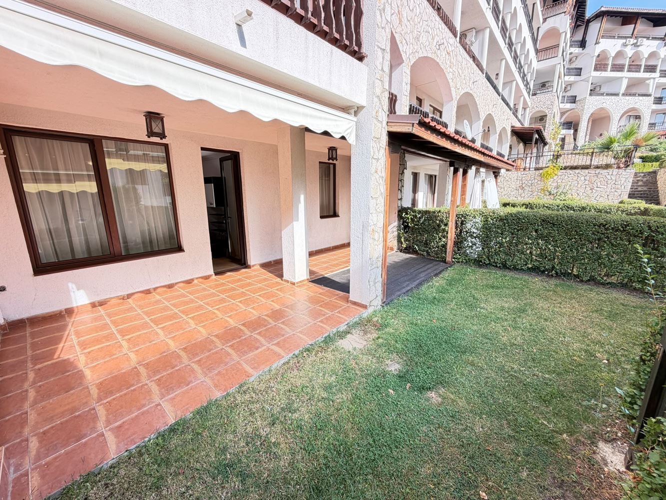Wohnung in erster Meereslinie mit direktem Strandzugang in Sveti Vlas – privater Garten direkt an der Wohnung