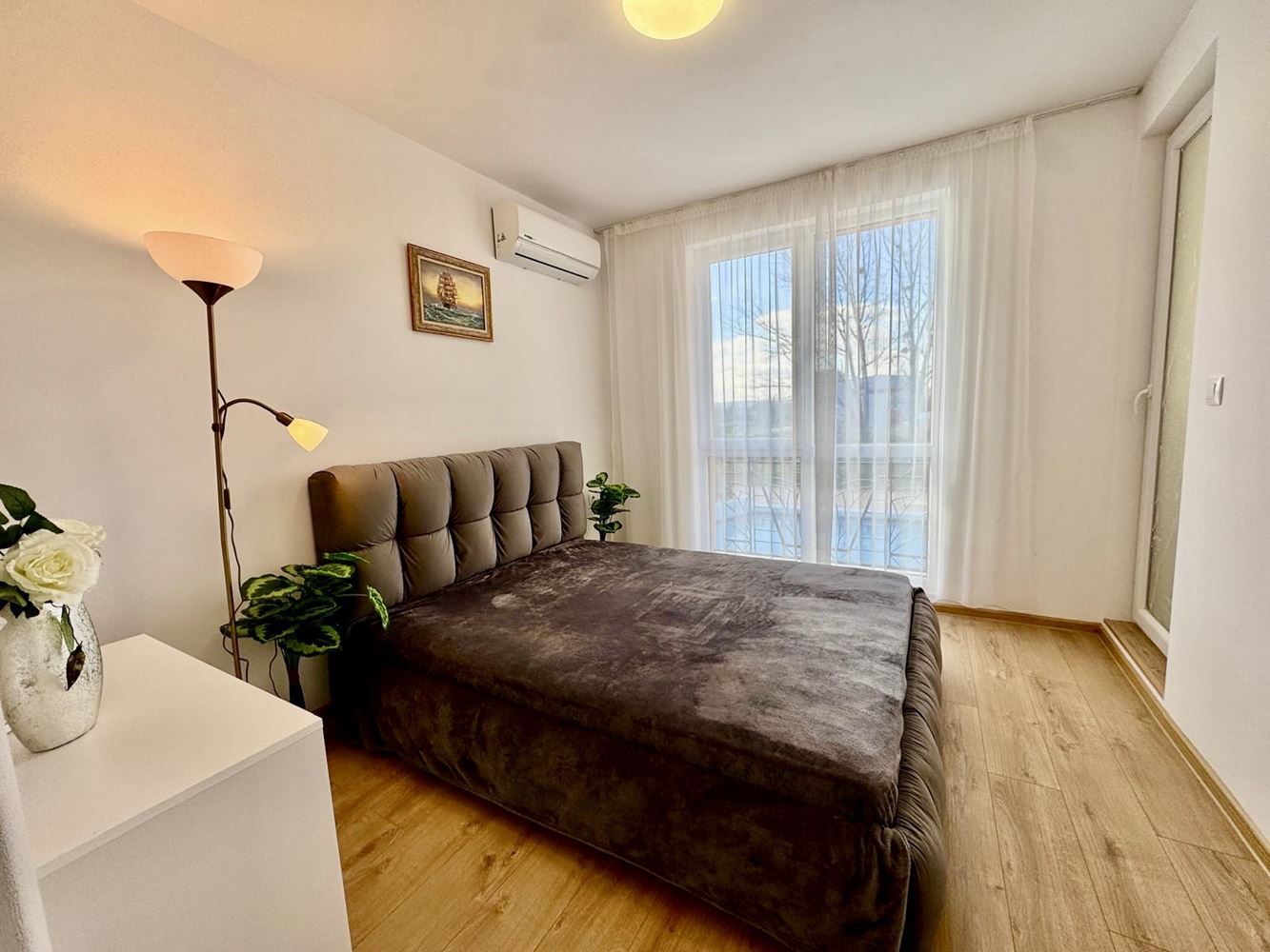 Zwei-Zimmer-Oase in einem neuen Luxuskomplex in Sonnenstrand – mit Poolblick