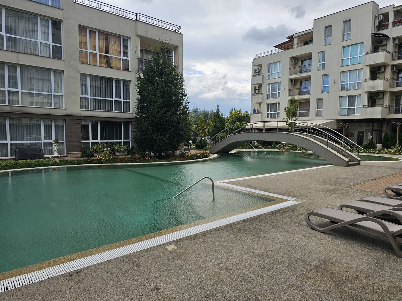 Zweizimmerwohnung inmitten von viel Grün in einer Anlage mit Swimmingpool und Kinderspielplatz