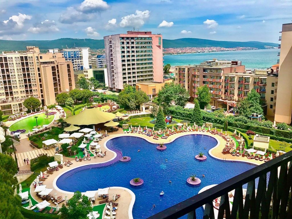 Großzügige Zweizimmerwohnung mit großer Terrasse, nur 50 Meter vom Strand entfernt, in Sonnenstrand