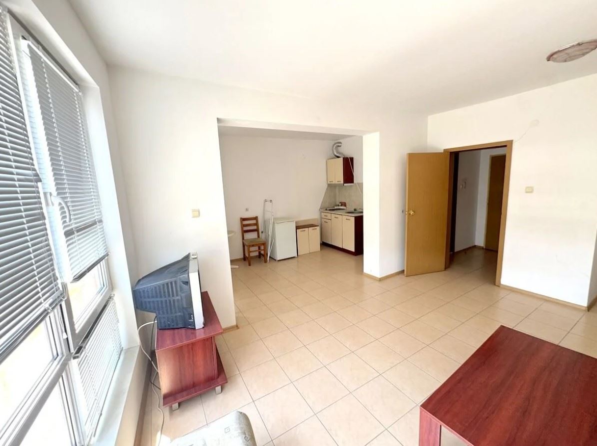 Apartment mit einem Schlafzimmer 300 Meter vom Strand in Sonnenstrand – ausgezeichnete Möglichkeit zur Renovierung und Investition