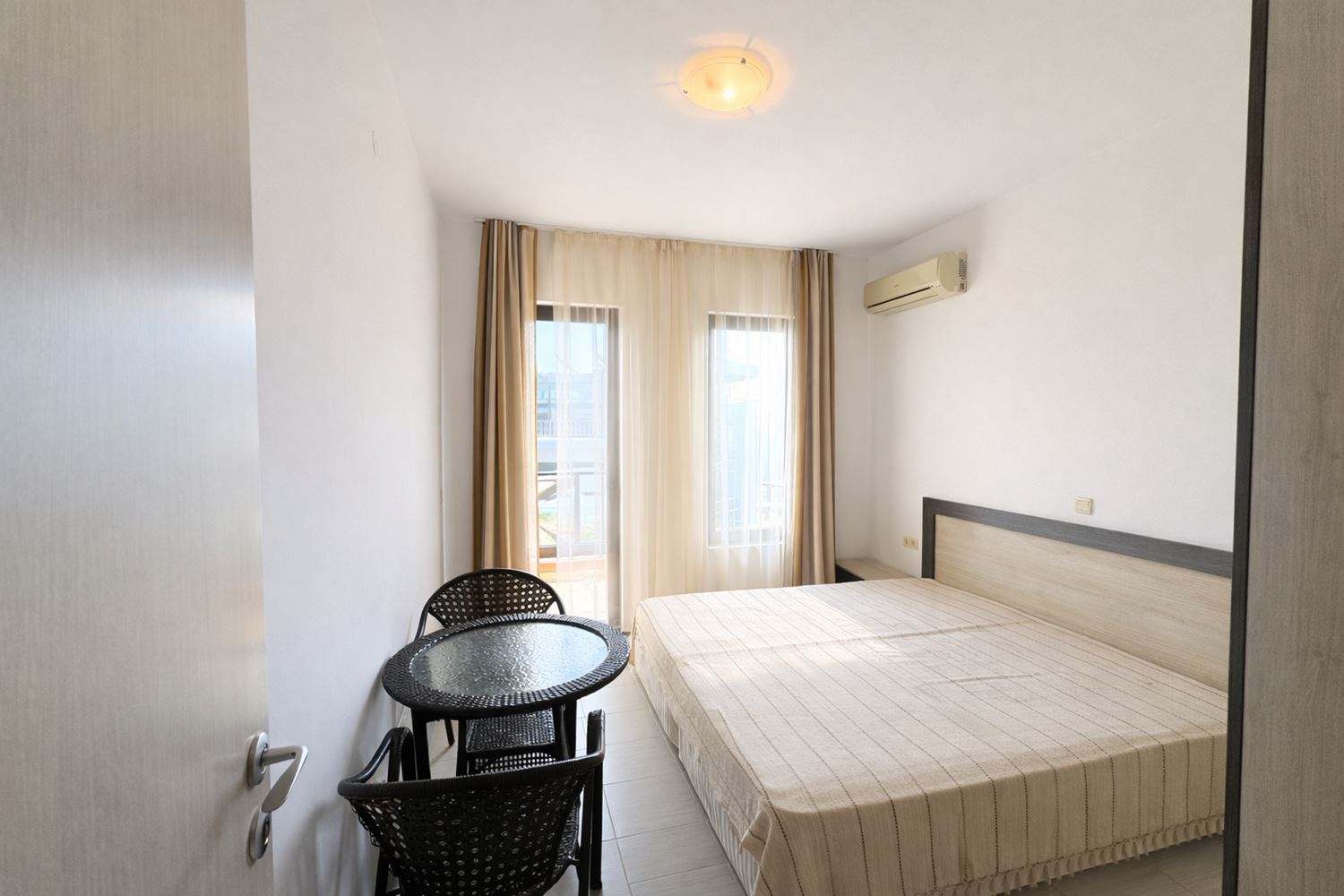 3-Zimmer-Wohnung mit Meerblick und Privatstrand in einer prestigeträchtigen Anlage in Tschernomorez