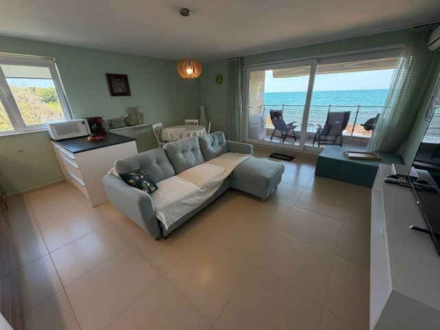 Geräumiges Appartment mit zwei Schlafzimmern in erster Meereslinie mit frontalem Panoramablick auf das Meer