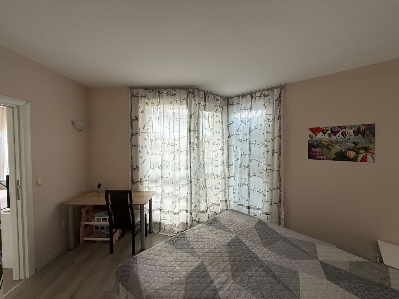 Zweizimmerwohnung inmitten von viel Grün in einer Anlage mit Swimmingpool und Kinderspielplatz