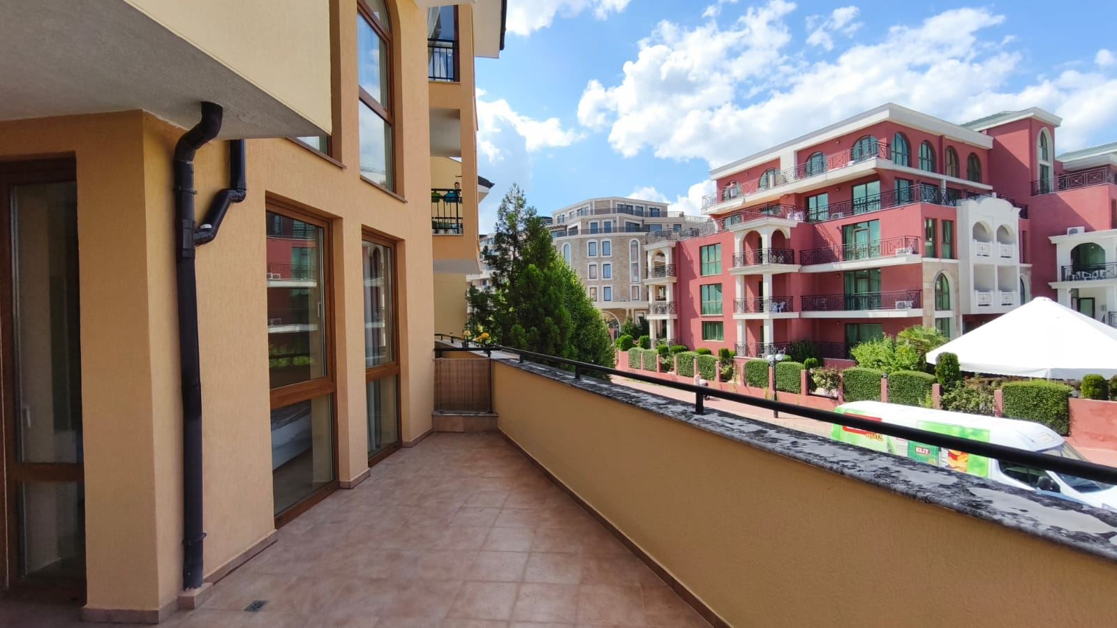 Geräumiges Zwei-Schlafzimmer-Apartment mit Meerblick in Sveti Vlas, nur 200 Meter vom Strand entfernt
