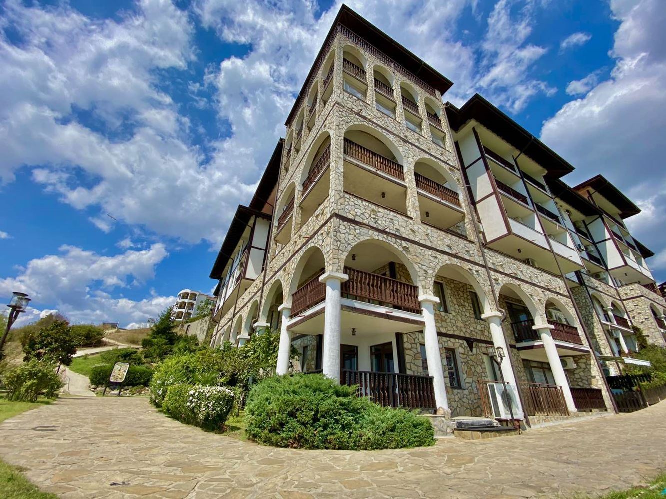 Drei-Zimmer-Wohnung in erster Meereslinie in Sveti Vlas – Komfort, Geräumigkeit und einzigartiger Meerblick