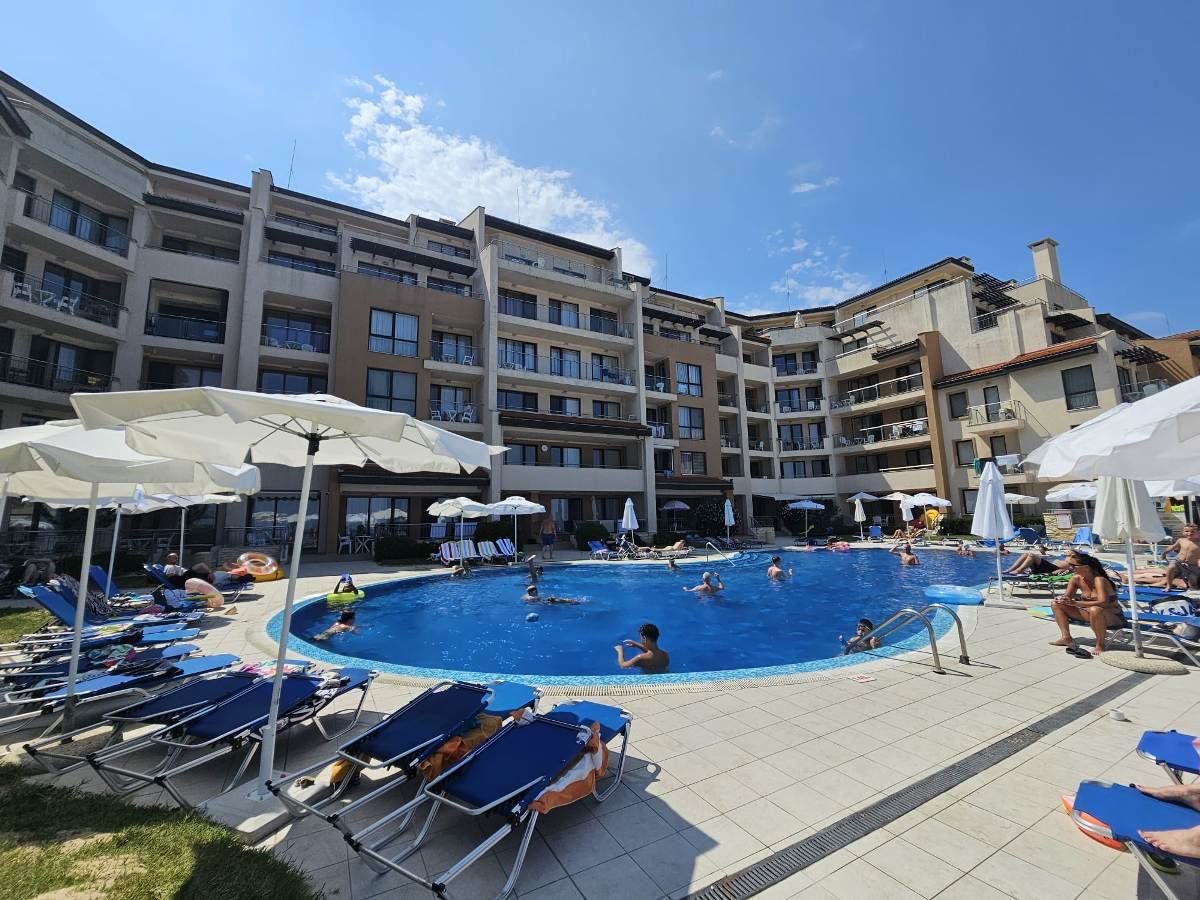 Luxuriöse Drei-Zimmer-Wohnung mit drei Schlafzimmern in erster Meereslinie in Obzor – Panoramablick auf Meer und Berge