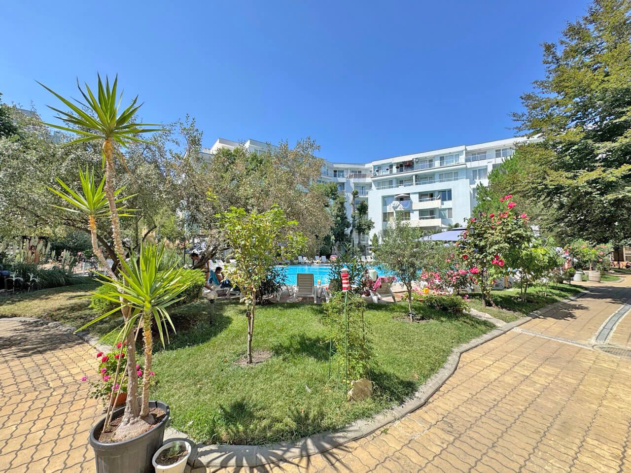 Zweizimmerwohnung mit Blick auf den Pool, 100 m vom Strand in Sonnenstrand