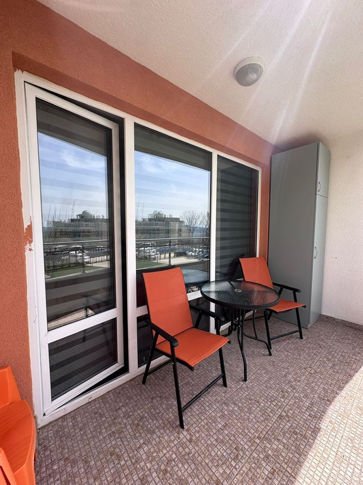 Zwei-Zimmer-Wohnung mit teilweisem Meerblick in Sveti Vlas – möbliert, nach Renovierung, in einer luxuriösen geschlossenen Anlage