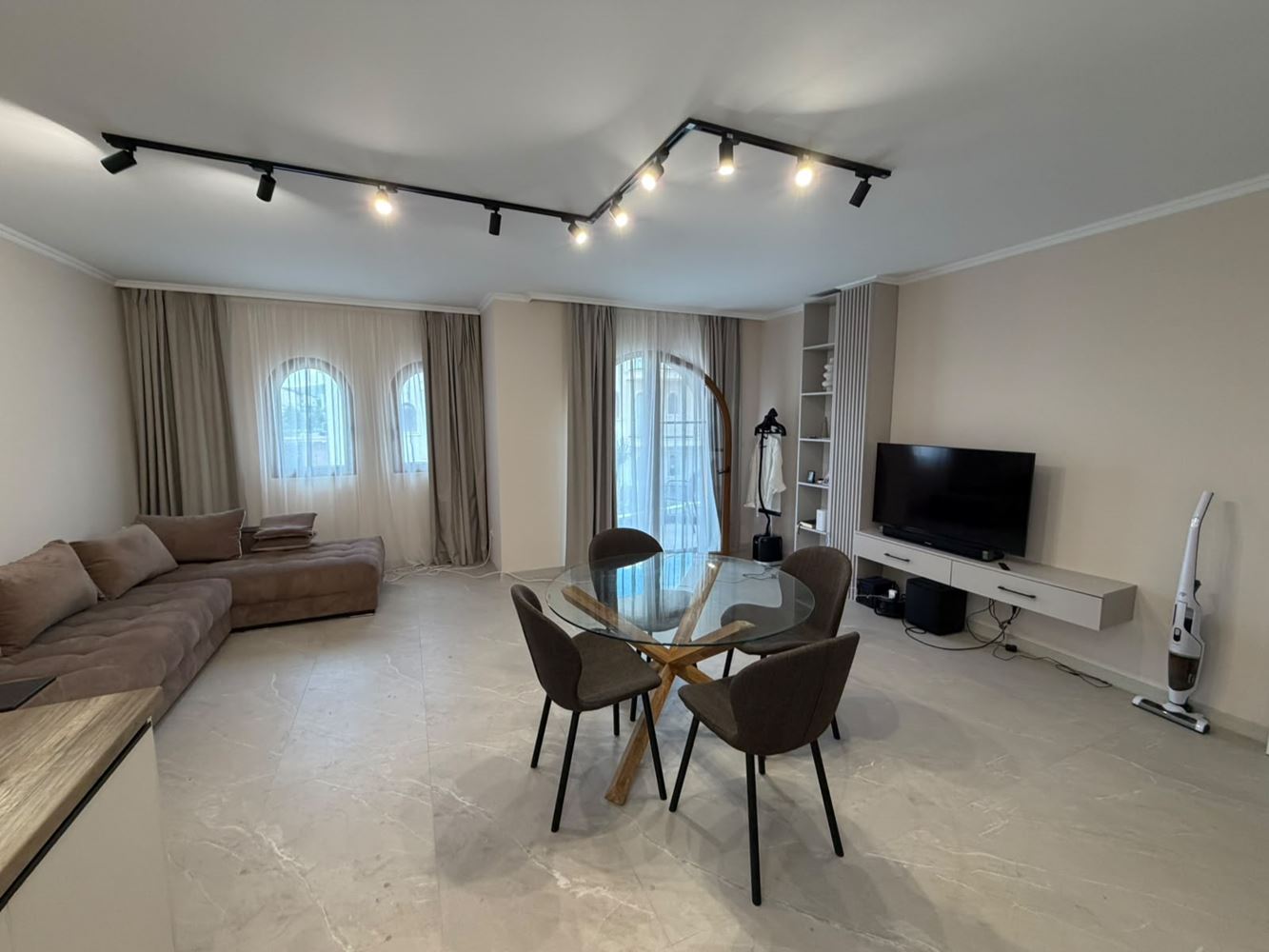 Luxuriöses Apartment mit zwei Schlafzimmern in einer neuen Wohnanlage nahe Sonnenstrand – Komfort, Sicherheit und hervorragende Investition