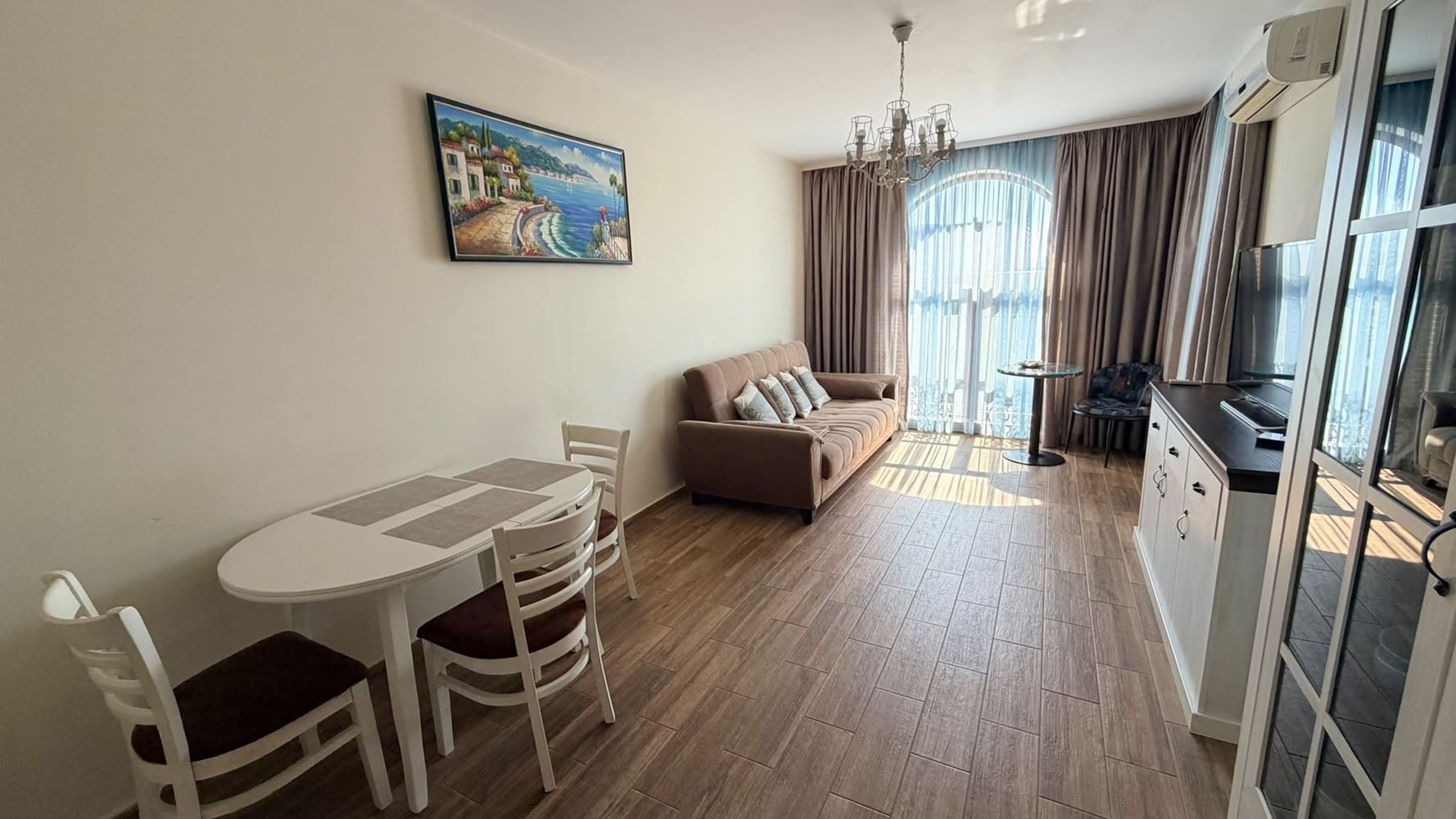 Zweizimmerwohnung mit Panoramablick, nur einen Schritt vom Meer entfernt in Ravda