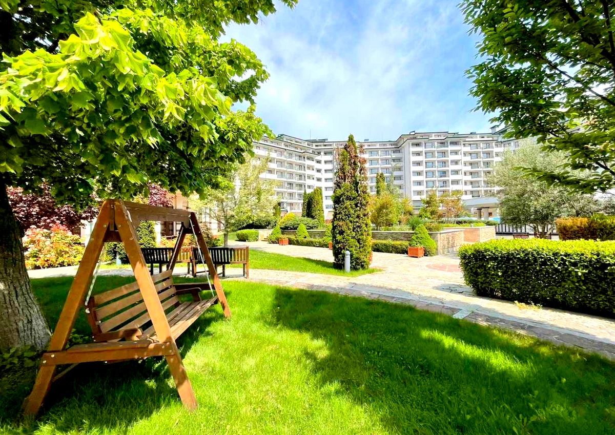 Zwei-Zimmer-Wohnung (mit einem Schlafzimmer) in erster Meereslinie in Ravda – Luxus, Natur und beeindruckender Poolblick