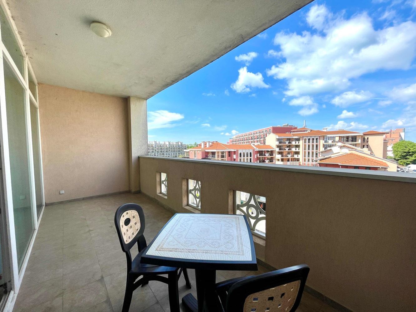 Geräumige Wohnung mit einem Schlafzimmer in erster Meereslinie in Pomorie mit Meerblick