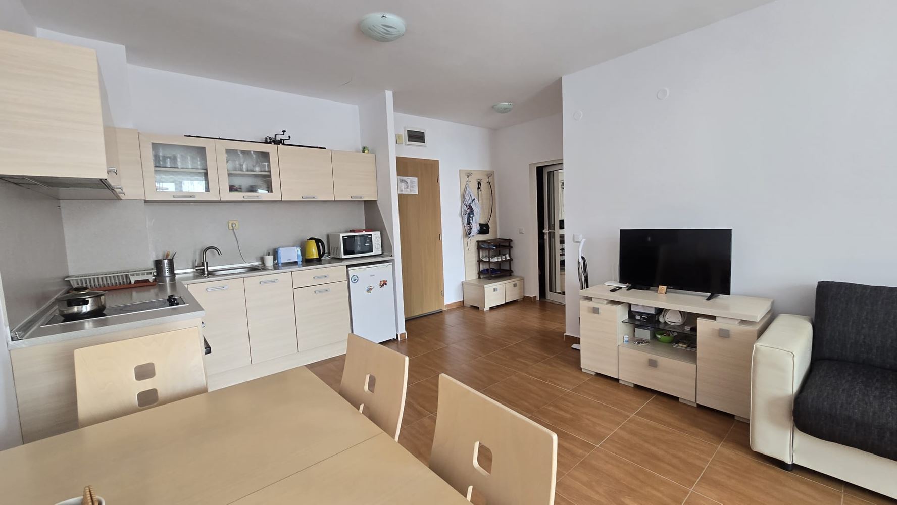 Zweizimmerwohnung mit Poolblick in Sveti Vlas – nur wenige Meter vom Meer entfernt