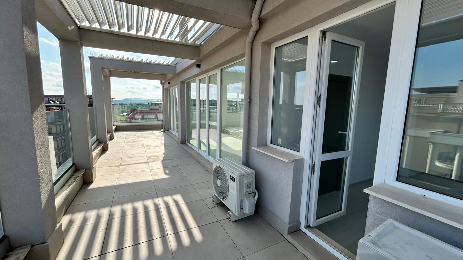 Sonnenstrand – neue Drei-Zimmer-Wohnung (Apartment mit zwei Schlafzimmern) mit großer Terrasse und Poolblick