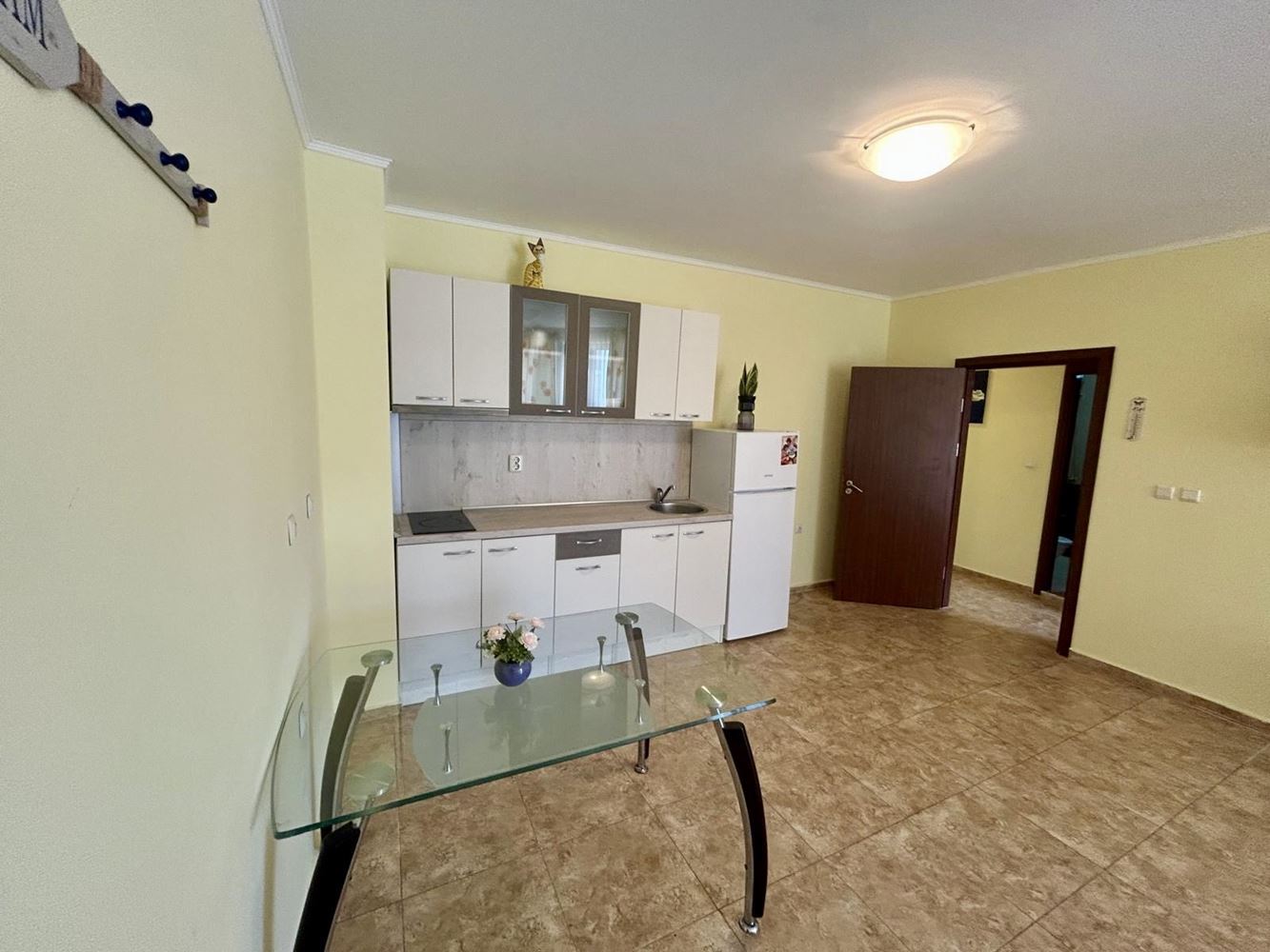 Geräumige Zwei-Zimmer-Wohnung mit Poolblick in Nessebar