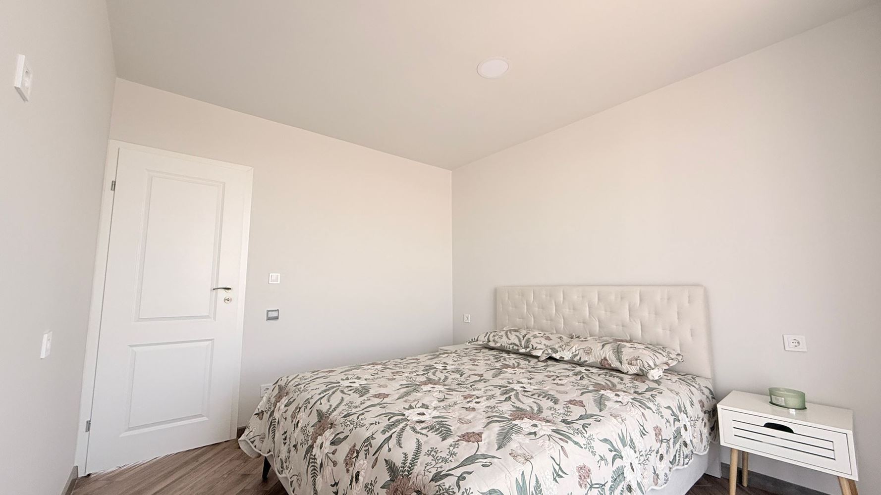 Luxuriöse Wohnung mit drei Schlafzimmern in erster Meereslinie in Ravda – Raum, Prestige und beeindruckendes Meerespanorama