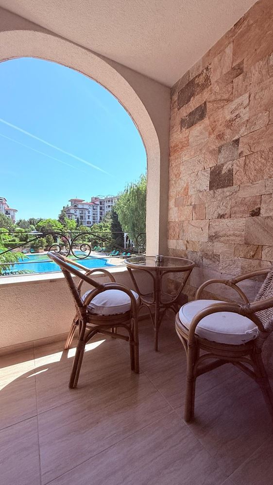 Luxuriöse 2-Zimmer-Wohnung in einer Anlage in Nessebar – 200 m vom Strand, Pool- und Gartenblick