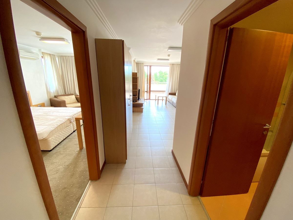 Zwei-Zimmer-Wohnung (mit einem Schlafzimmer) in erster Meereslinie in Ravda – Luxus, Natur und beeindruckender Poolblick