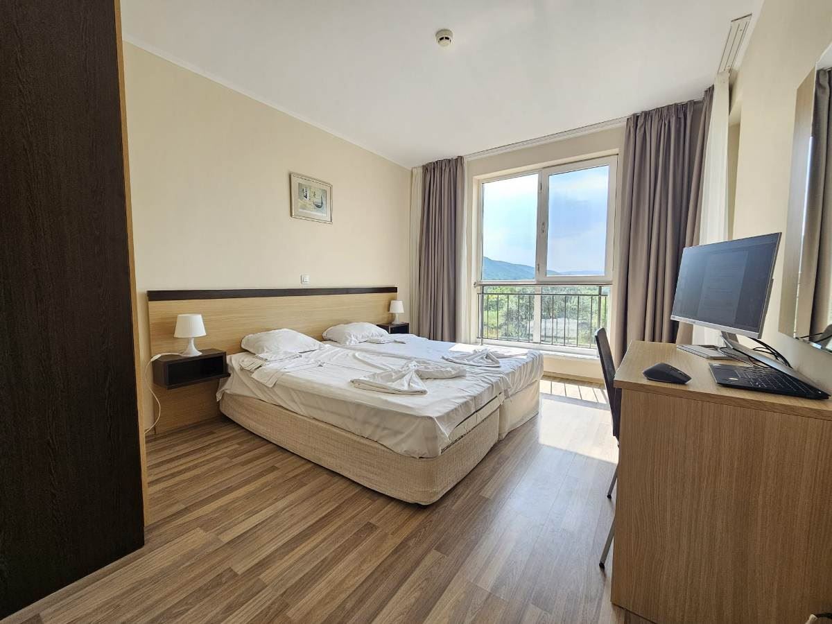 Luxuriöse Drei-Zimmer-Wohnung mit drei Schlafzimmern in erster Meereslinie in Obzor – Panoramablick auf Meer und Berge