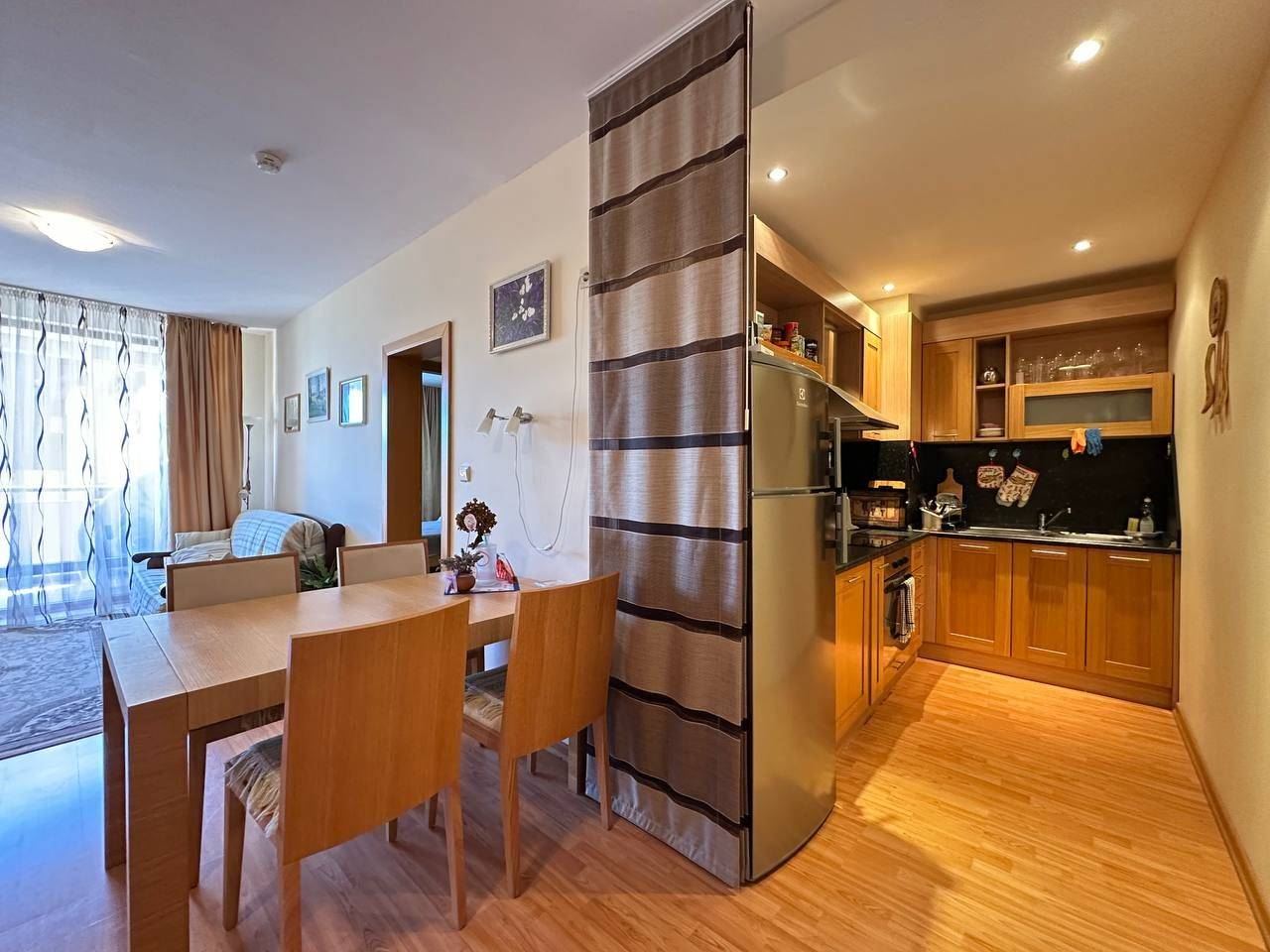 Sveti Vlas – vollständig möblierte Wohnung in erster Meereslinie mit Privatstrand und Meeresatmosphäre