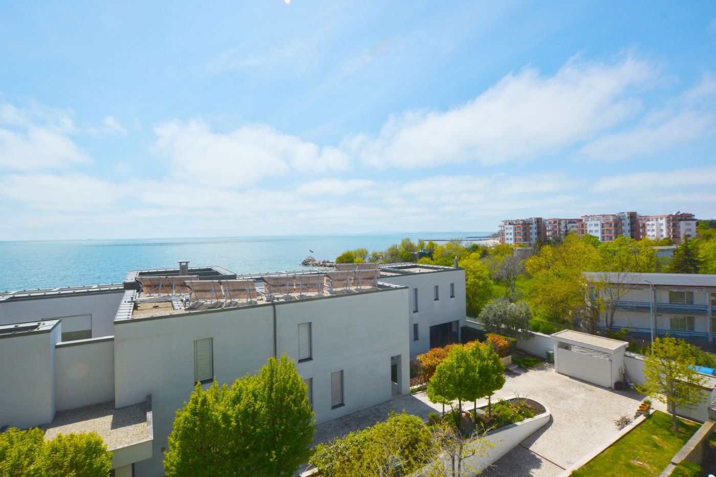 Luxuriöse Drei-Zimmer-Wohnung mit Meerblick in erster Reihe in Ravda – 114 m², zwei Terrassen und maximaler Komfort