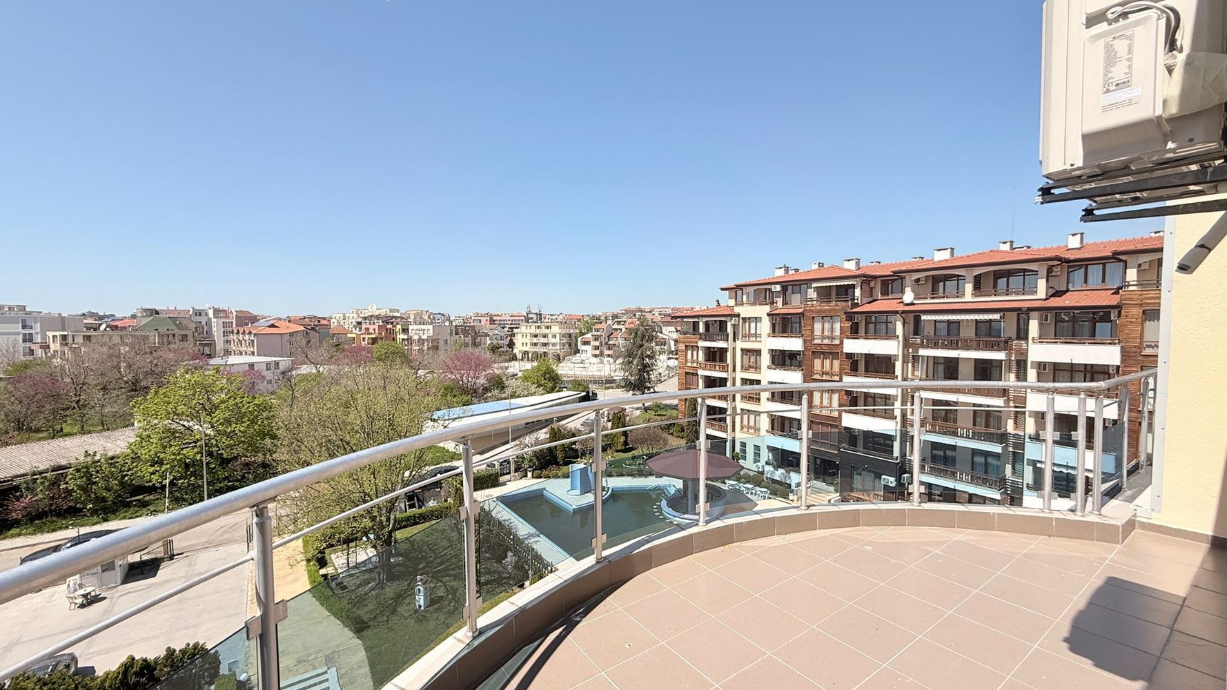 Luxuriöse Wohnung mit drei Schlafzimmern in erster Meereslinie in Ravda – Raum, Prestige und beeindruckendes Meerespanorama